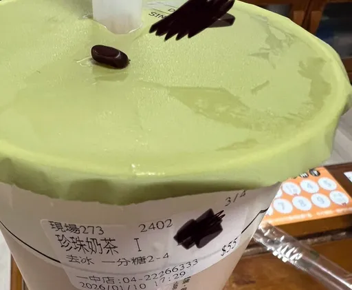 珍奶喝到「蟑螂卵」坚称荞麦当场捏爆　恶液险喷顾客！大茗道歉了