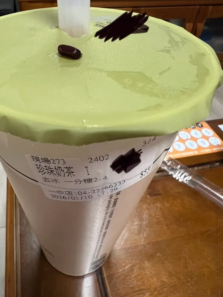 民眾在大茗一中店的珍奶喝到「蟑螂卵鞘」。翻攝Threads