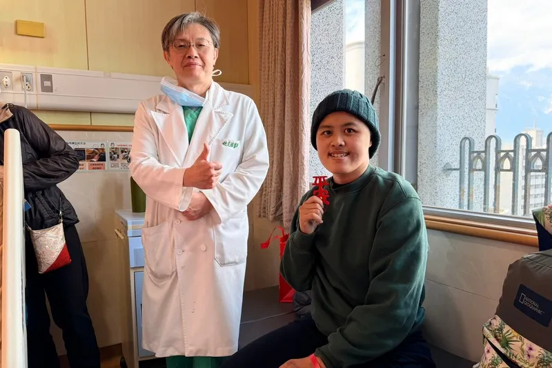 醫院今日特別準備掛有平安的鈴鐺吊飾，祝福盧副站長與家人在未來的日子裡都能平安順遂。花蓮慈濟醫院提供