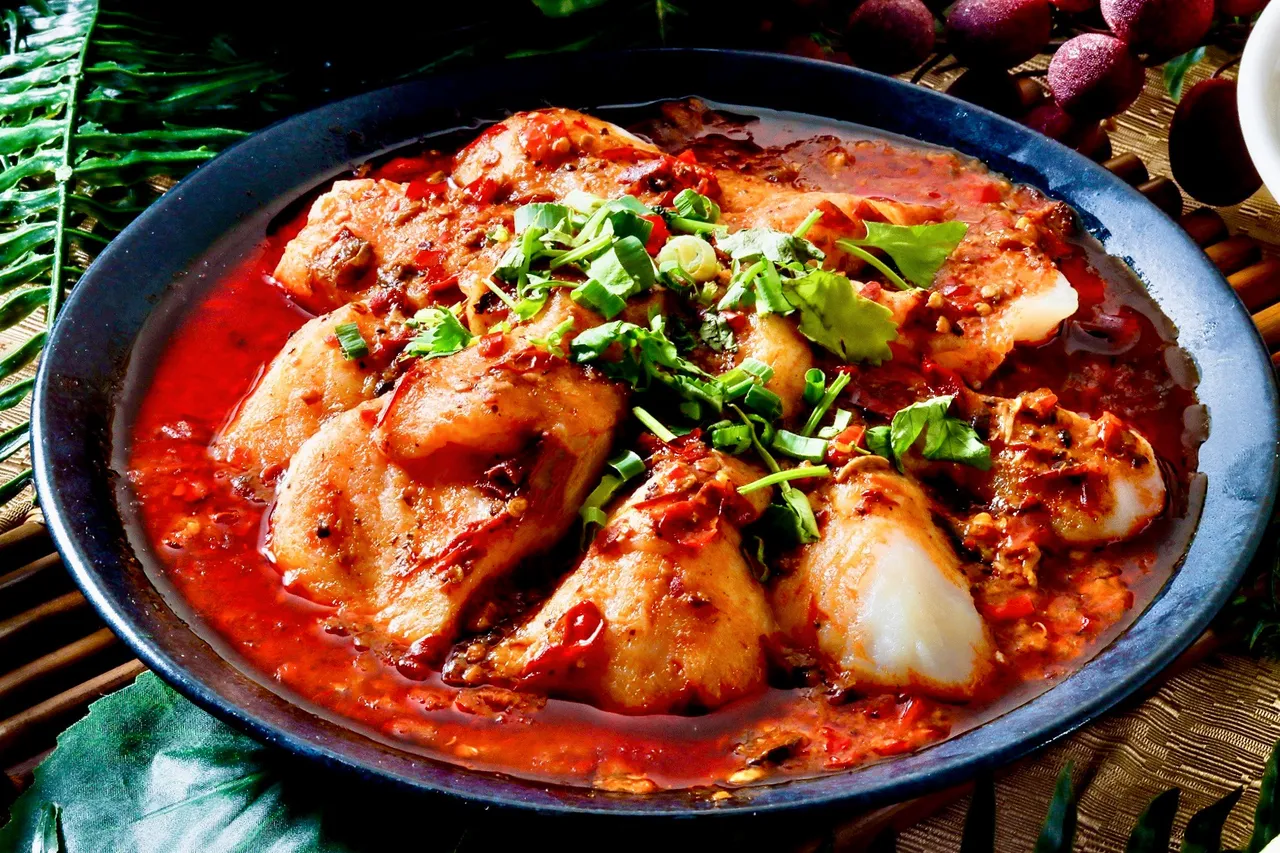 「剁椒粉丝蒸鲜鱼」以新鲜鱼肉搭配微辣剁椒，鲜嫩入味，散发台湾沿海料理特有的香辣风味。台北凯撒大饭店提供