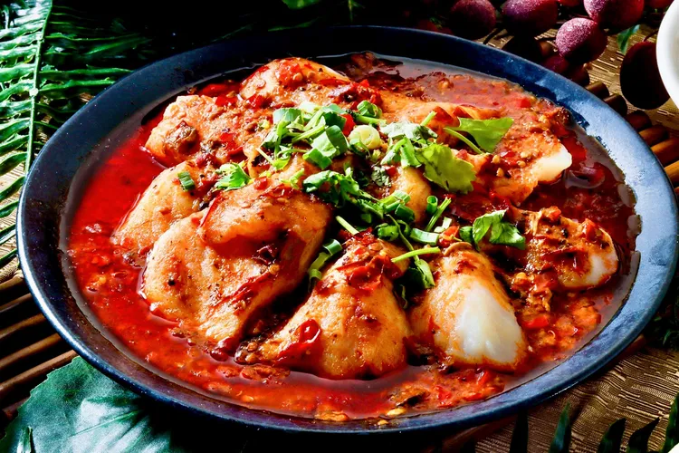 「剁椒粉絲蒸鮮魚」以新鮮魚肉搭配微辣剁椒，鮮嫩入味，散發台灣沿海料理特有的香辣風味。台北凱撒大飯店提供