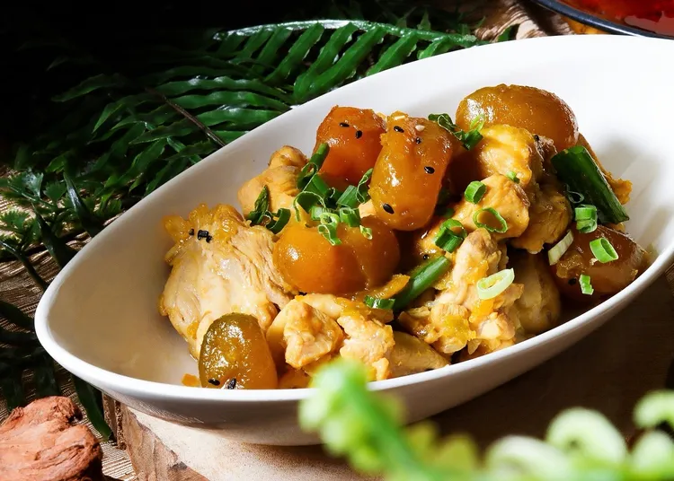 「蘭陽金棗雞」以宜蘭特產金棗入菜，酸甜開胃，展現在地農產與家常料理的迷人結合。台北凱撒大飯店提供