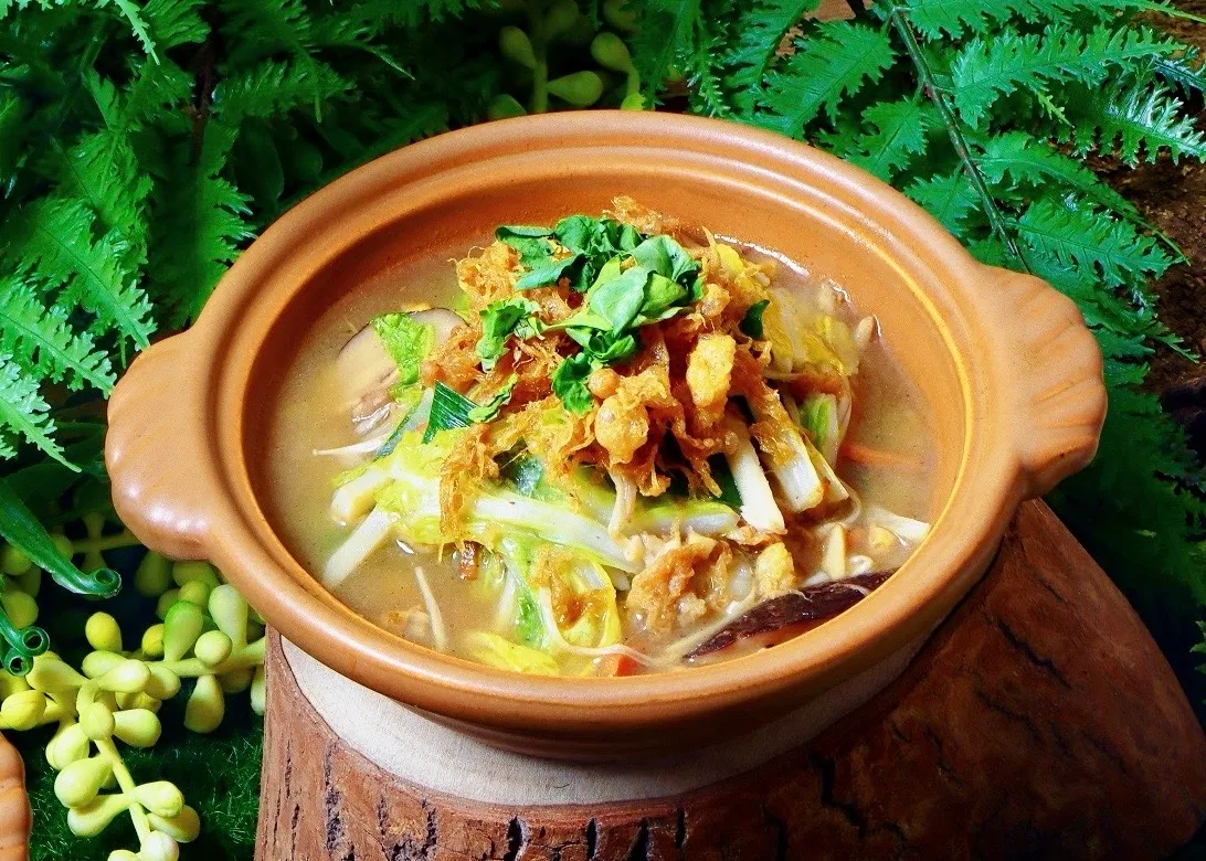 「老奶奶宜兰西卤肉」以大白菜、猪肉与香菇慢烩而成，汤头温润醇厚，呈现宜兰传统家常口味。台北凯撒大饭店提供