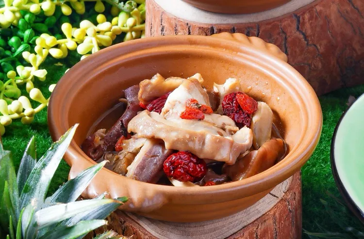 「滋補麻油豬肚鮮菇」麻油香撲鼻，豬肚鮮菇滑嫩好入口，帶來冬日暖心滋味。台北凱撒大飯店提供