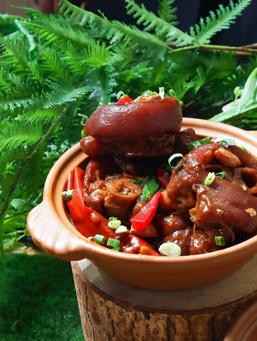 「怀旧花生卤猪脚」以花生慢炖入味，猪脚软嫩不腻，重现台湾传统宴席中象征祝福与圆满的心意。台北凯撒大饭店提供