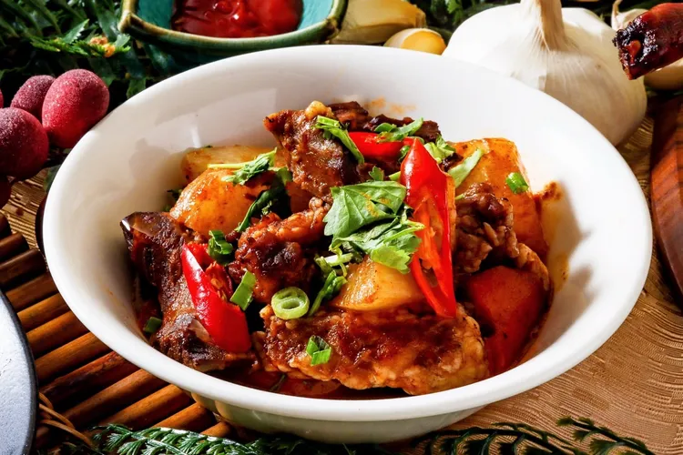 「飄香紅燒牛臉頰」以慢火紅燒入味，肉質軟嫩、醬香濃郁，展現台式紅燒料理的深厚功夫。台北凱撒大飯店提供