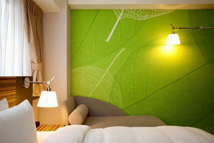 台北凱撒「永續美好・漫遊台灣」住房專案提供低碳環保住宿體驗，客房減少備品更換，讓旅程更環保。台北凱撒大飯店提供