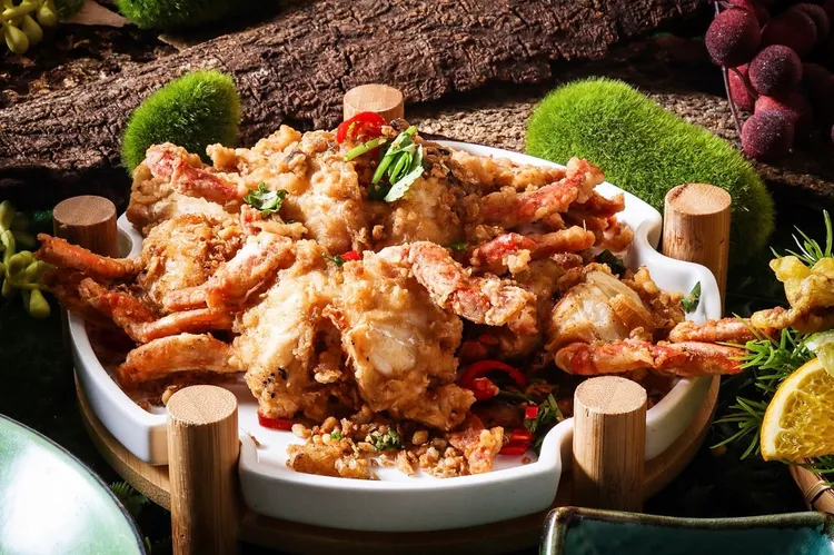 「避風塘鮮蟹」以蒜酥和辛香料拌炒，蒜香濃郁，蟹肉鮮甜，將港式風味與台灣料理巧妙結合，呈現獨特美味。台北凱撒大飯店提供
