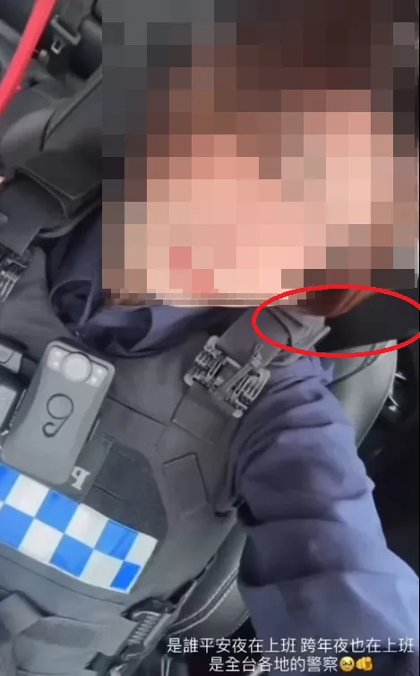 安全带疑似压在女警身后，因此被「萧湘公子」质疑未正确配戴。民众提供