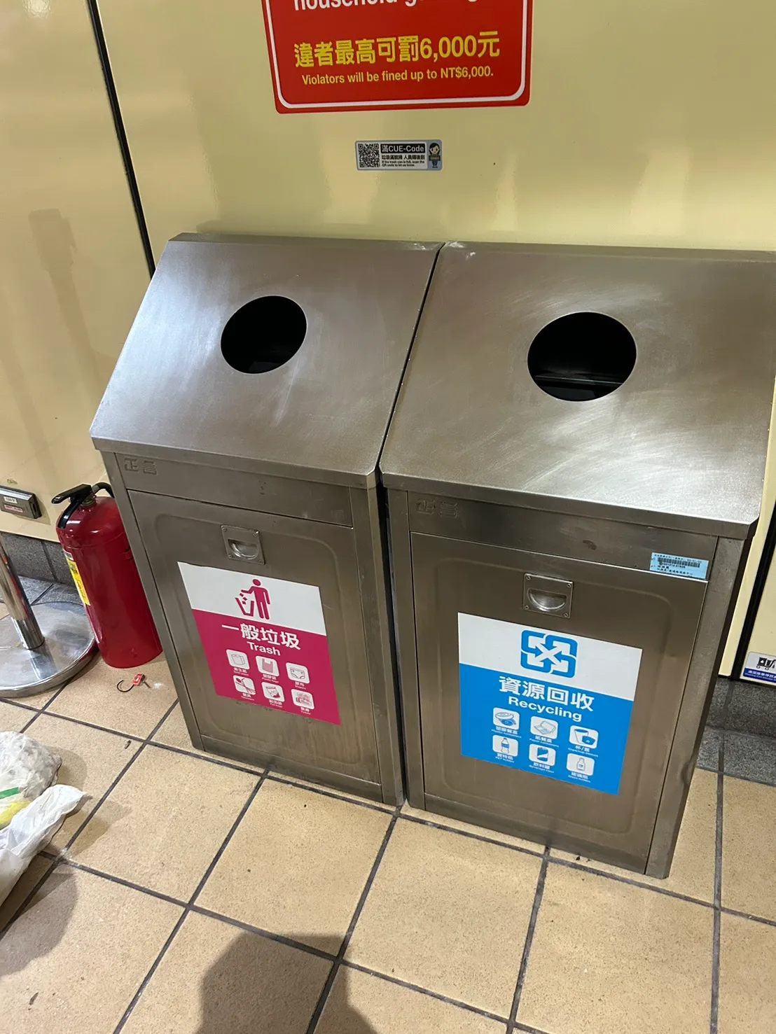 起火的垃圾桶。翻摄画面