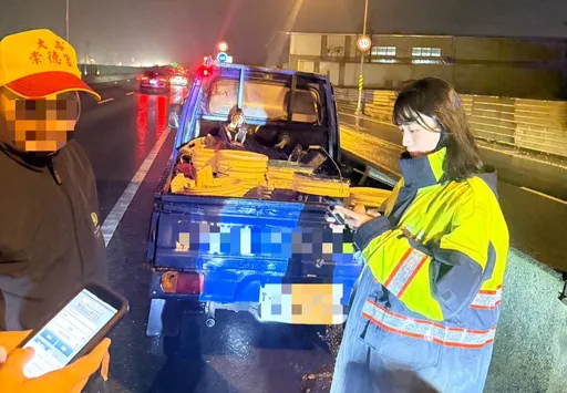 小貨車拋錨受困高架道　楊梅警出動「電霸」救援解危