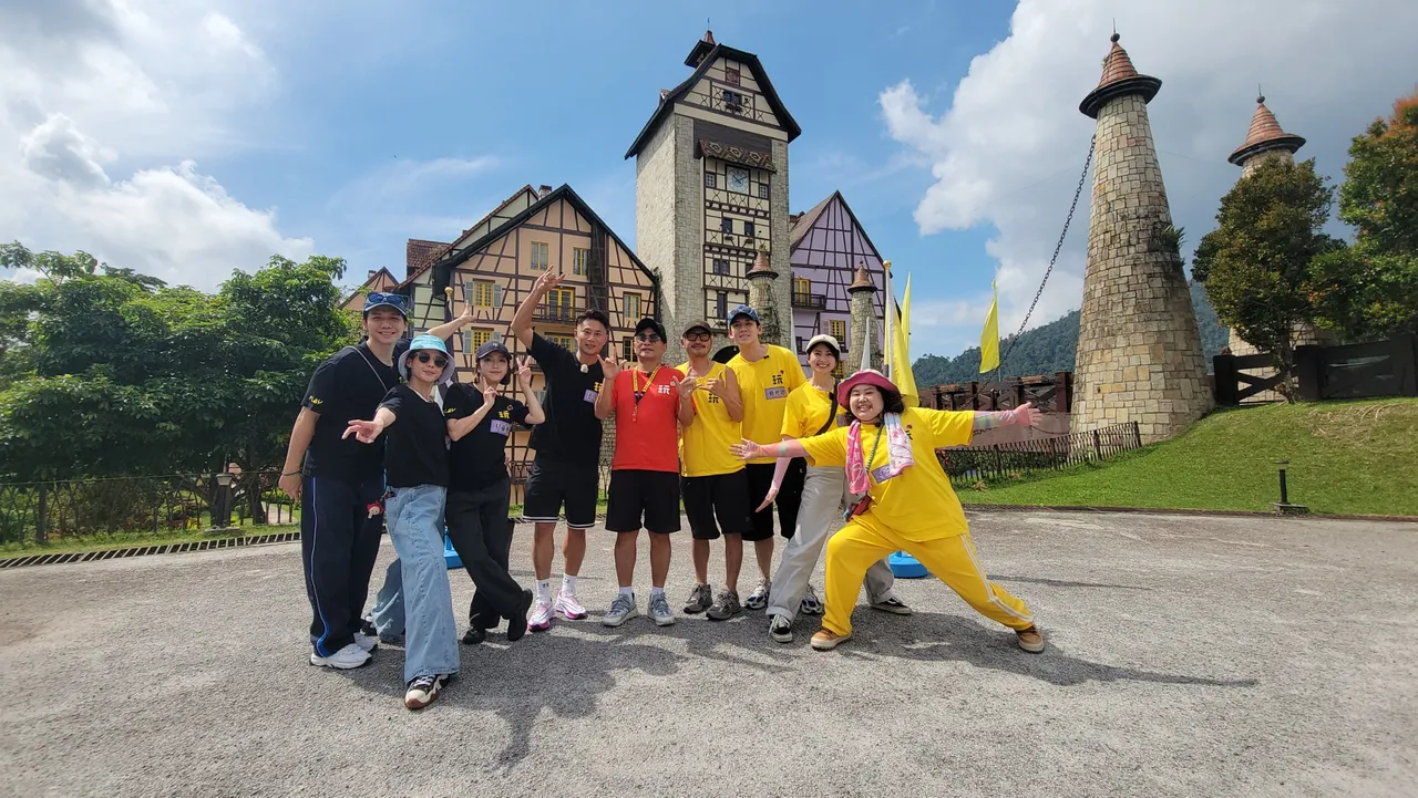 徐小可（左起）、蔡旻佑、貝童彤、彭小刀、吳宗憲、KID、葛兆恩、阿喜、大文等前進馬來西亞。（圖：好看娛樂）