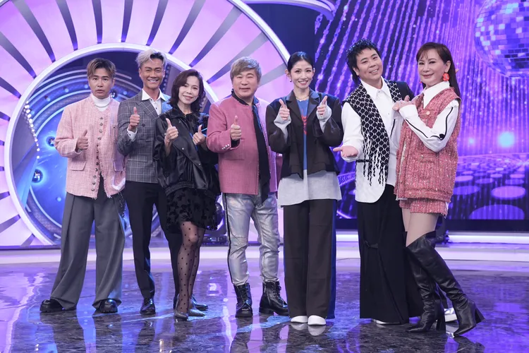 歐漢聲（左起）、林俊逸、曾心梅、胡瓜、李千娜、邵大倫、陳亞蘭。彭欣偉攝