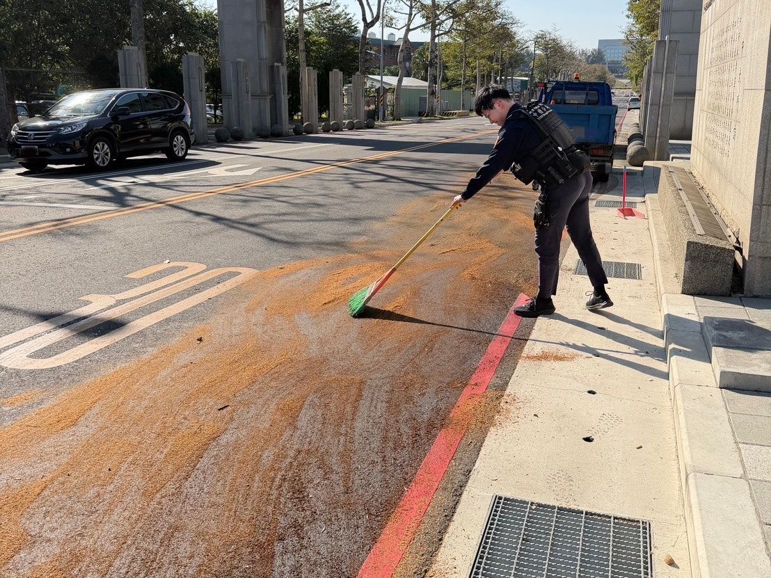 車輛載運油料沿路洩漏危害交通 壢警即時封控清除!守護用路人安全