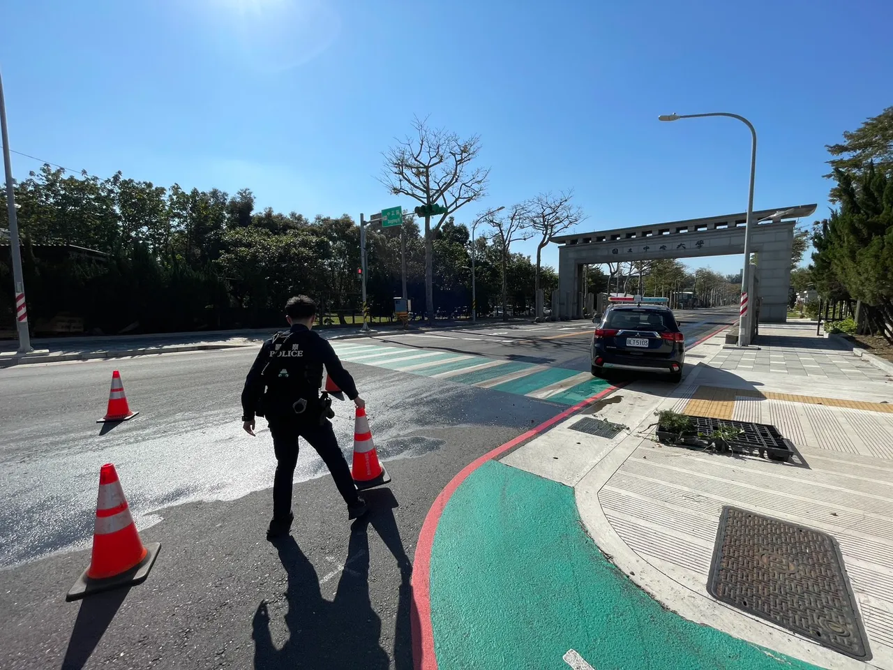 警方交管並協助清除油漬。中壢警分局提供