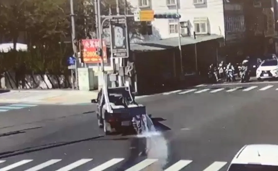 小貨車搭載油料洩漏污染路面。翻攝畫面