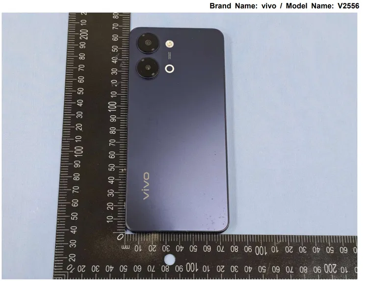 vivo型號V2556通過台灣NCC認證，實機照曝光，背蓋採雙鏡頭直列設計並加入Aura Light環形燈。NCC官網