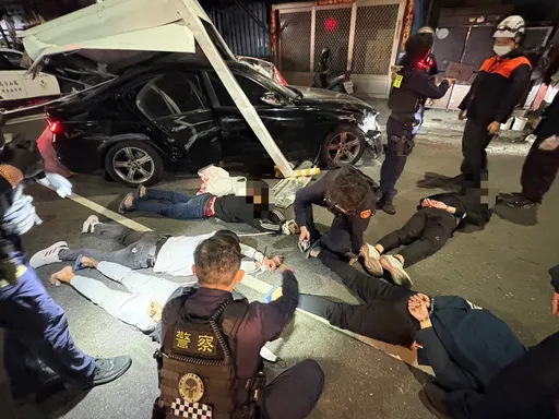 債務糾紛強押被害人！鳳山警快打部隊攔截圍捕5嫌　主嫌逃逸追捕中