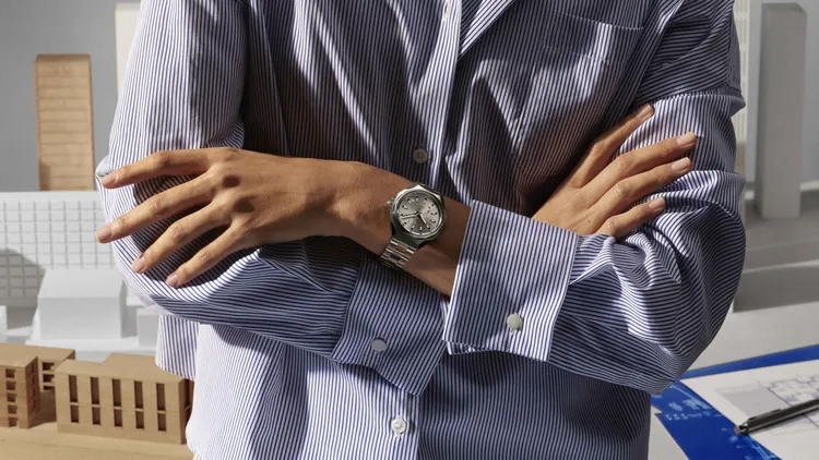 ZENITH DEFY挑戰系列 REVIVAL A3643復刻腕錶，37mm，精鋼錶殼，銀色太陽紋錶盤，精鋼「Ladder」階梯式錶鍊，Elite 670自動上鍊機芯，動力儲存50小時，防水深度300米，25萬1100元。品牌提供