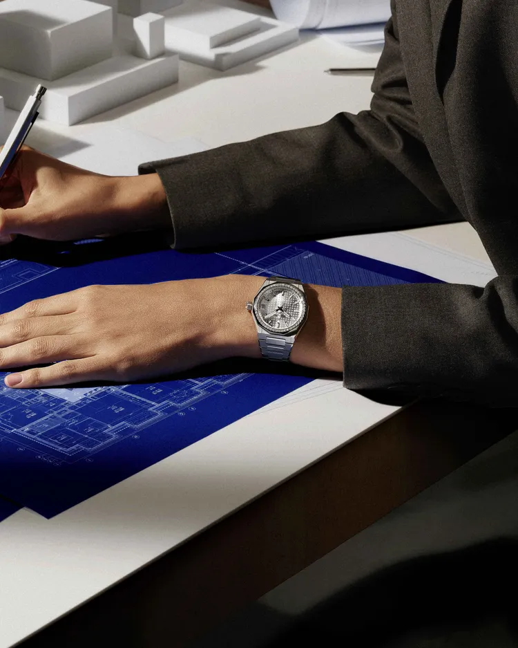 ZENITH DEFY挑戰系列SKYLINE天際線腕錶，36mm，精鋼錶殼（錶圈鑲嵌52顆明亮式切割鑽石），銀色太陽紋錶盤，精鋼錶鍊，Elite 670自動上鍊機芯，動力儲存50小時，防水深度100米，43萬3100元。品牌提供