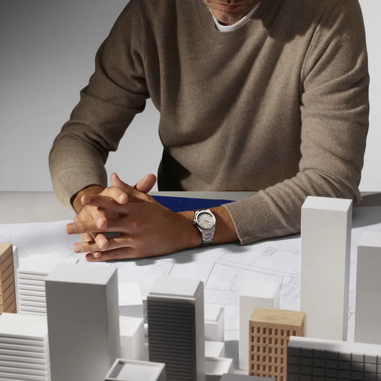 ZENITH DEFY挑戰系列SKYLINE天際線腕錶，36mm，精鋼錶殼，銀色太陽紋錶盤，精鋼錶鍊，Elite 670自動上鍊機芯，動力儲存50小時，防水深度100米，30萬5700元。品牌提供