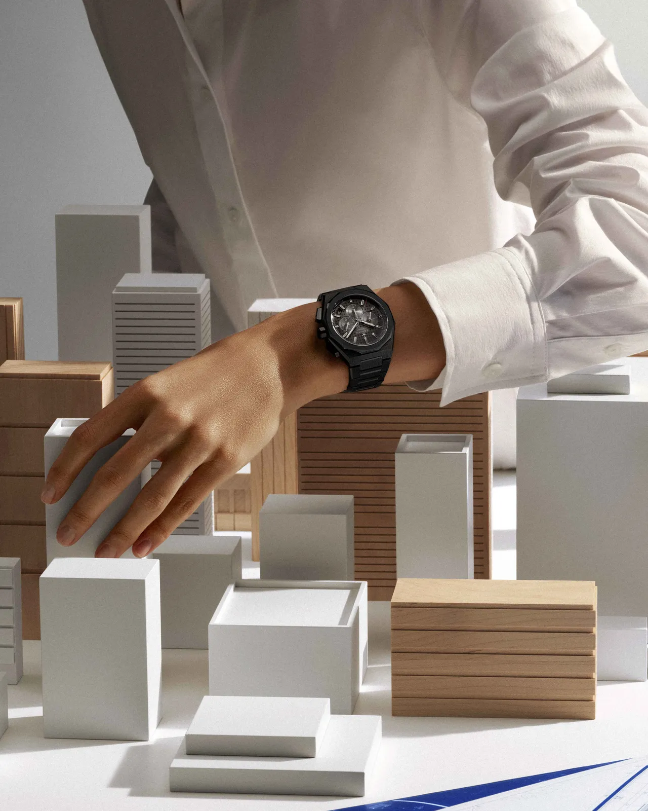 ZENITH DEFY挑戰系列SKYLINE天際線計時腕錶，42mm，黑色陶瓷錶殼，漸變灰色星空圖案錶盤，黑色陶瓷錶鍊，El Primero 3600自動上鍊機芯，動力儲存60小時，防水深度100米，76萬600元。品牌提供