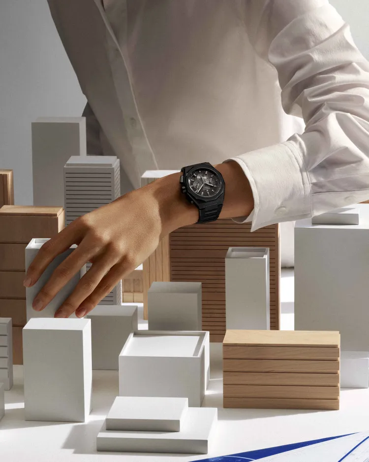 ZENITH DEFY挑戰系列SKYLINE天際線計時腕錶，42mm，黑色陶瓷錶殼，漸變灰色星空圖案錶盤，黑色陶瓷錶鍊，El Primero 3600自動上鍊機芯，動力儲存60小時，防水深度100米，76萬600元。品牌提供