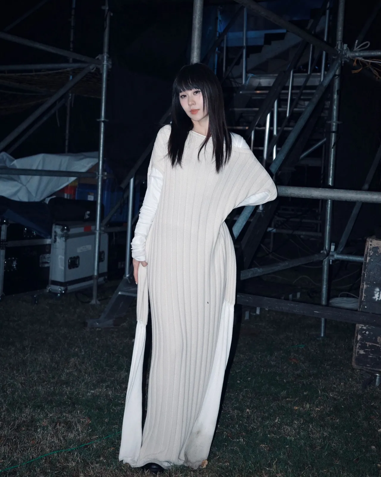 白安为抵挡新竹强风，打趣特别吃多一点。相信音乐提供