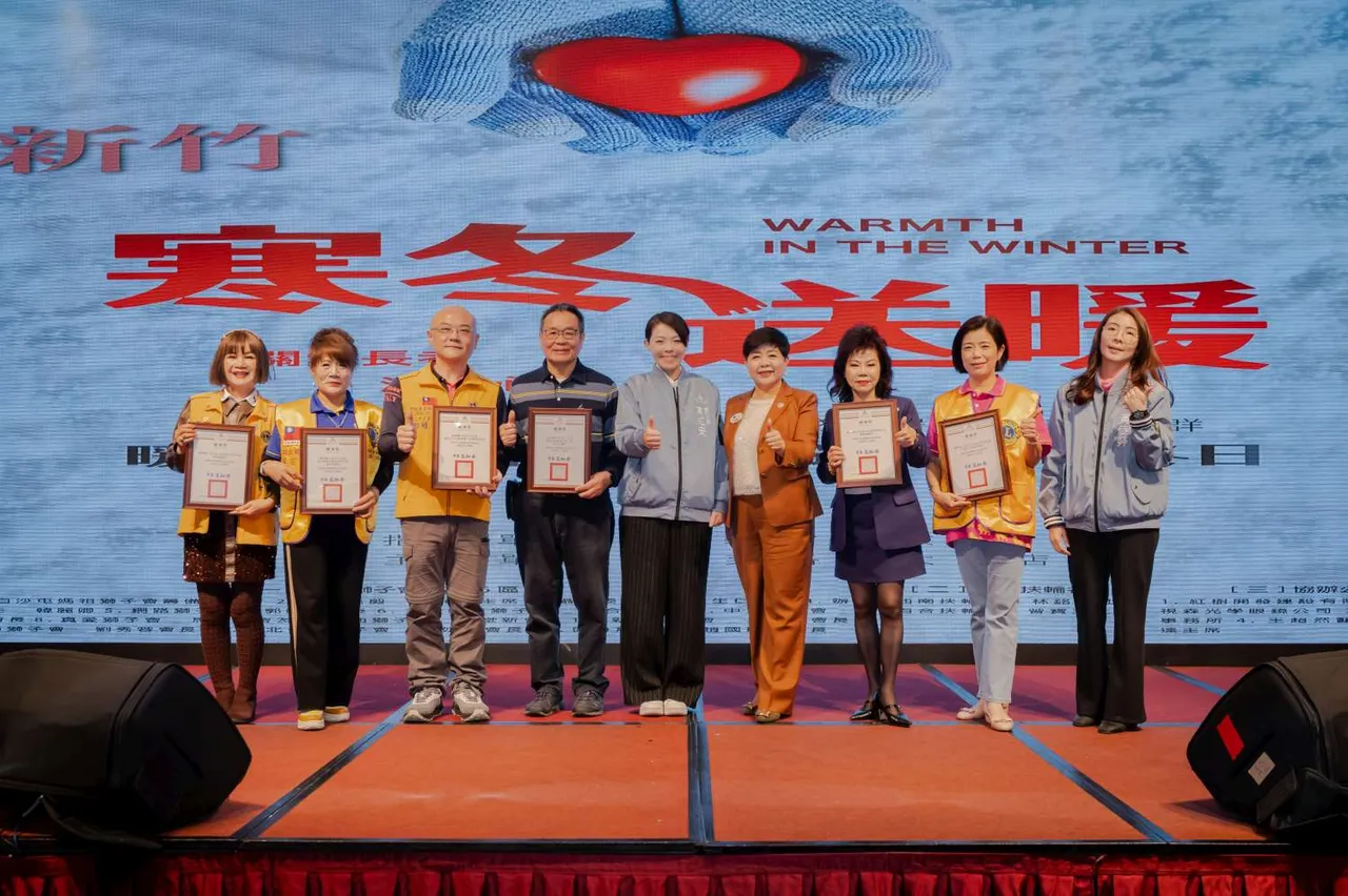 芙洛丽公司与善心团体送暖独居长辈，高虹安感谢善心义举。新竹市府提供