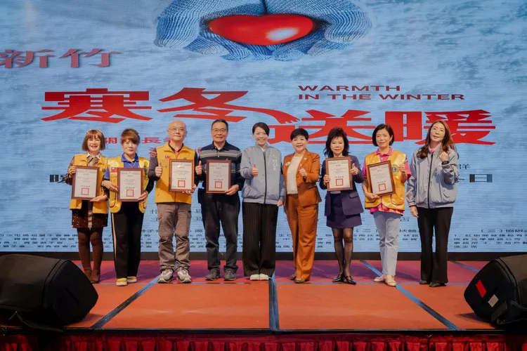 芙洛麗公司與善心團體送暖獨居長輩，高虹安感謝善心義舉。新竹市府提供