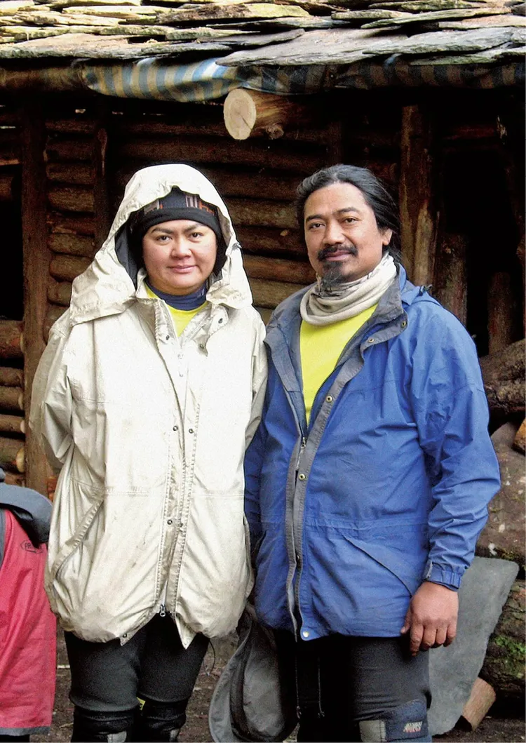 巴奈每年都會參與伴侶那布家族的台東延平鄉霍松安家屋重建隊所發起的「內本鹿回家」行動。本人提供