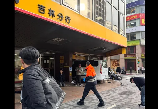 三立採訪車衝撞中山區彰化銀行！現場多人受傷　婦倒地頭濺血