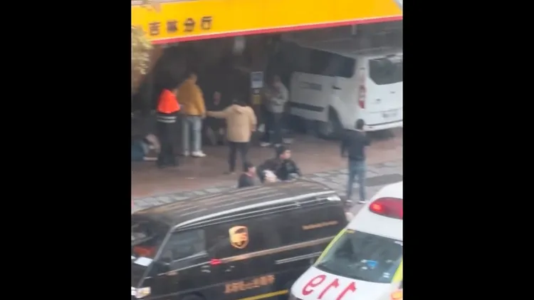 三立採訪車衝撞進彰化銀行，多人倒地受傷。翻攝自bylpj_