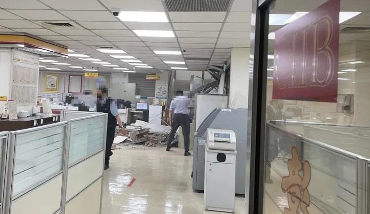 銀行內部一片狼藉。翻攝自lay_lay_layla
