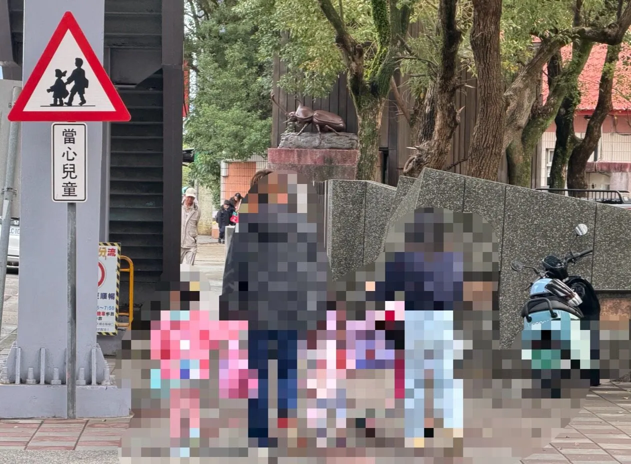 新北市某国小三年级女童被父母亲烟瘾所害，总是带著浓浓烟味来上课，不仅人际关系变疏离，该班上陷入二手烟阴霾，学生也被迫要戴口罩到校(图非当事人)。曾佳俊摄