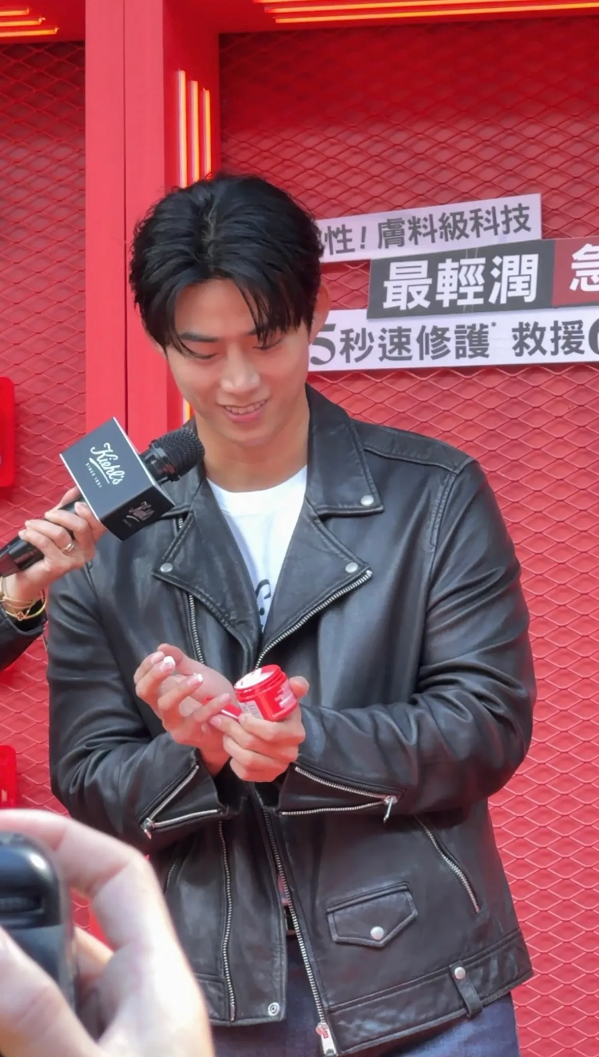 玉澤演現場示範Kiehl’s契爾氏急護霜的塗抹方式。劉旻君攝