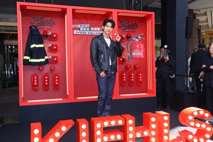 玉澤演以急護隊長身份替Kiehl’s「危肌救援車」站台。攝影中心攝