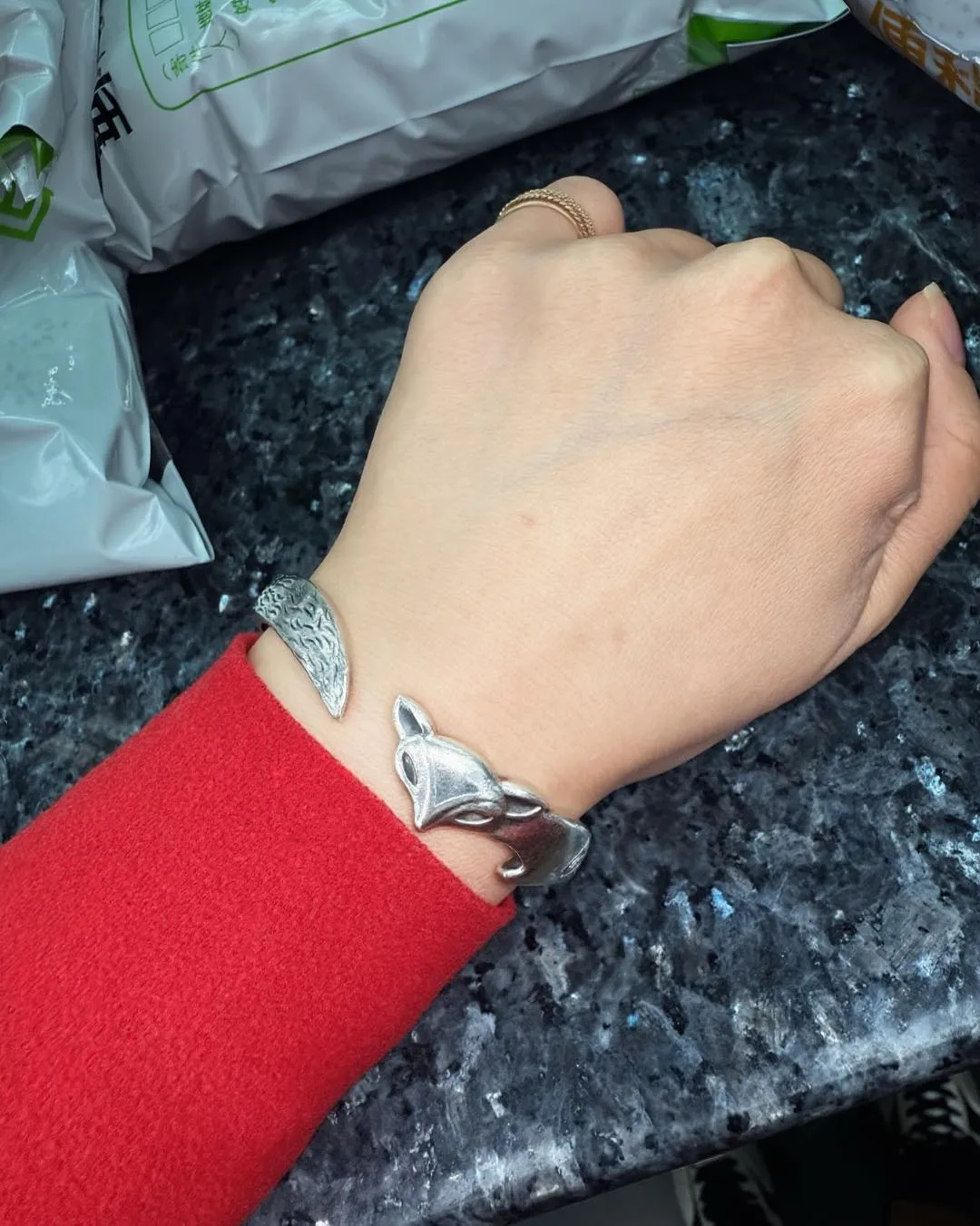 老虎狗分享手上戴的銀飾已經翻了7倍。翻攝自老虎狗臉書
