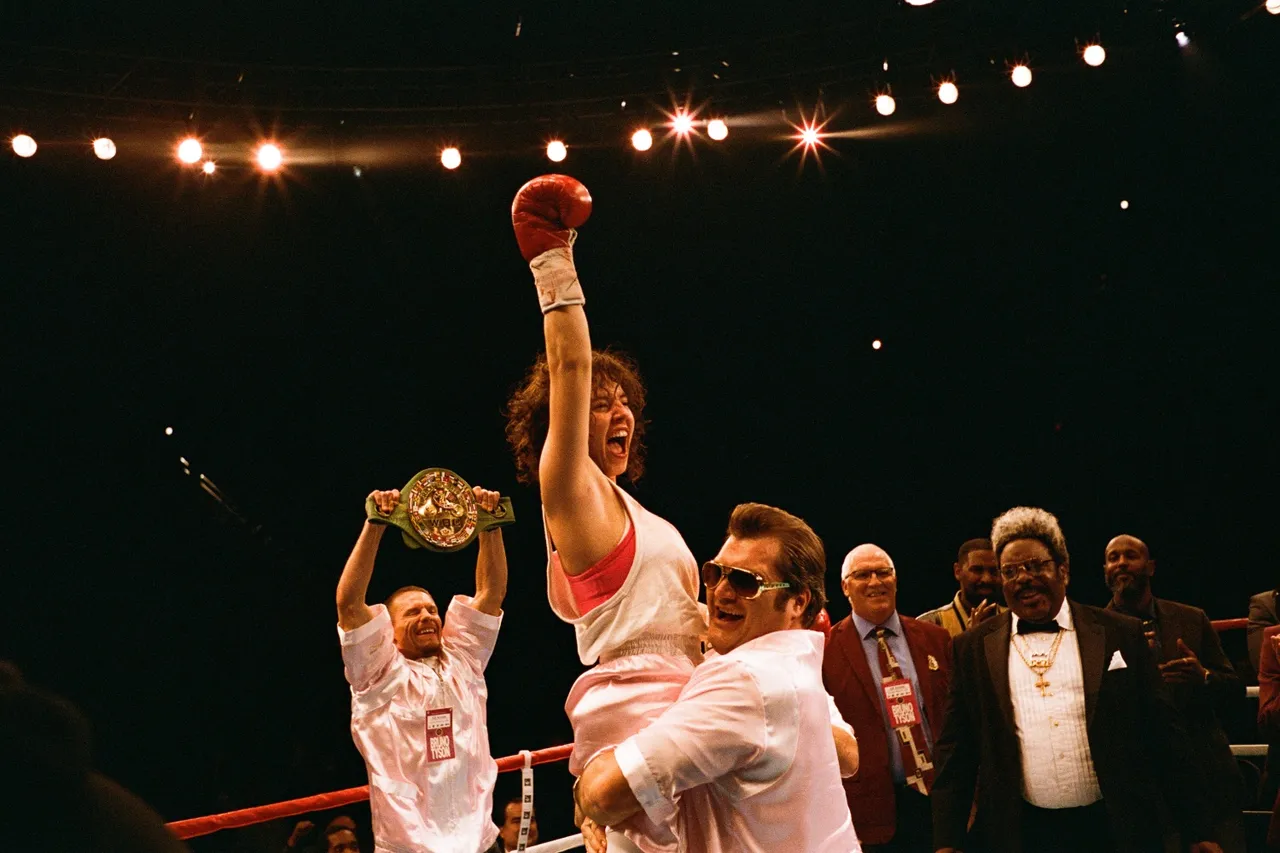 席德妮史威尼化身90年代美国最知名的女性拳击手克里斯蒂马丁。车库提供