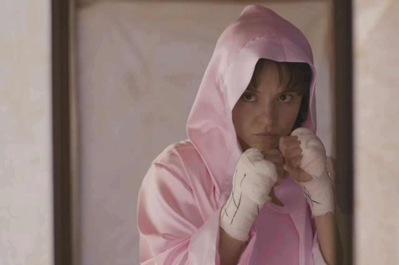 席德妮史威尼苦练拳击。车库提供