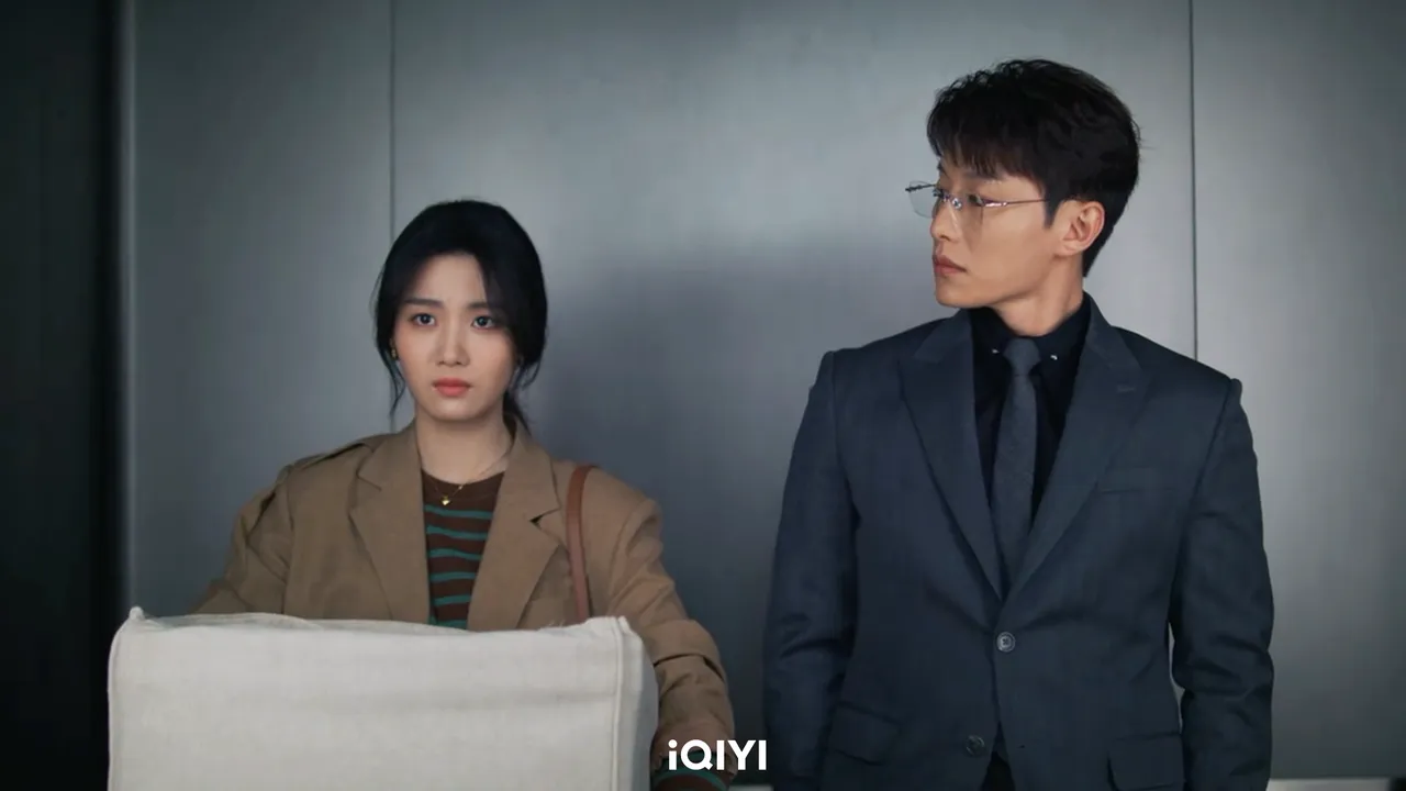 代旭（右）幫盧昱曉按電梯，意外成「電梯戰神」。iQIYI愛奇藝國際版