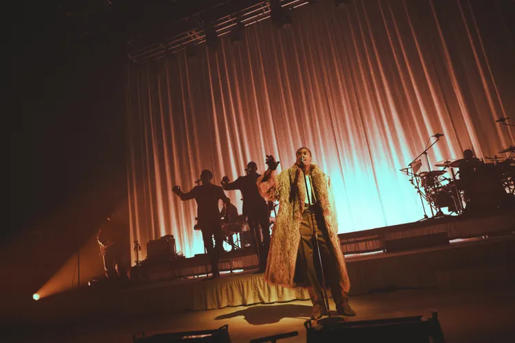 GIVEON分享⼯作⼈員介紹必喝的「高粱酒」。Live Nation Taiwan提供