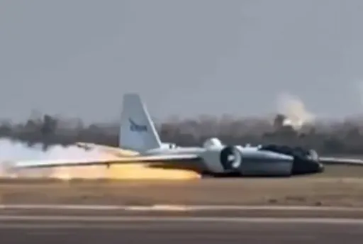 太厲害了！NASA高空飛機「機腹迫降」火龍直竄　飛行員秀神級技巧