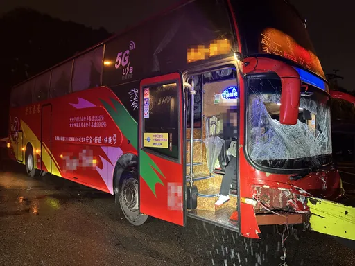 五杨高架事故！疑小客车变换车道不当　大客车闪避不及追撞