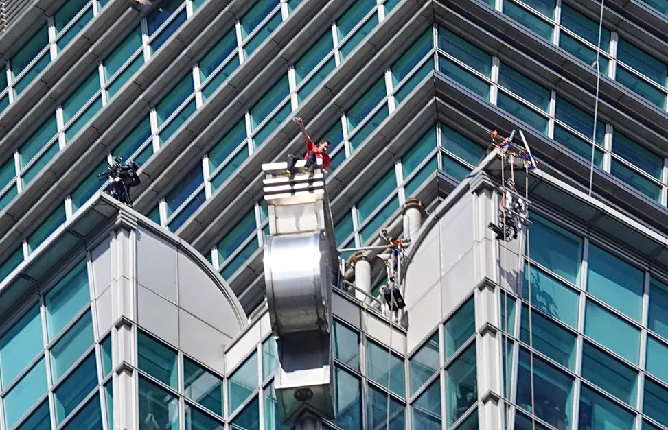 艾力克斯霍諾德(Alex Honnold）攀登台北101，過程間不忘和樓下的民眾互動。莊宗達攝