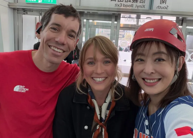 傳奇攀岩家霍諾德（Alex Honnold）成功征服台北101，賈永婕與霍諾德夫妻合影留念。翻攝賈永婕臉書