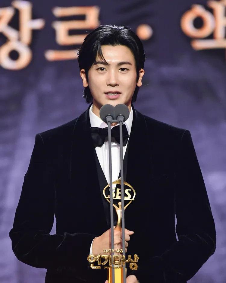 樸炯植憑《寶物島》得到題材、動作劇最優秀男演員獎。翻攝SBS