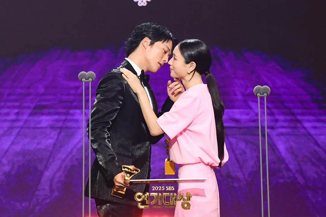 张基龙（左）、安恩真拿下最佳情侣奖，重现《一吻爆炸》近距离接吻动作。翻摄SBS