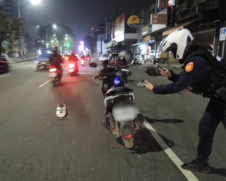 10歲男童的滑板一路從騎樓「滑」到機車道，釀成機車連環撞擊事故。民眾提供