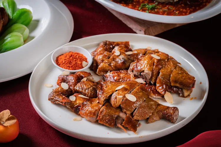 杏片避風塘燒雞香酥鹹香、層次豐富。業者提供